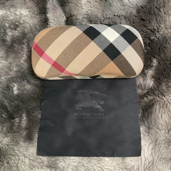Burberry Plaid Eyeglass hard Case in Black and Tan fir sunglasses or glasses - Picture 2 of 5